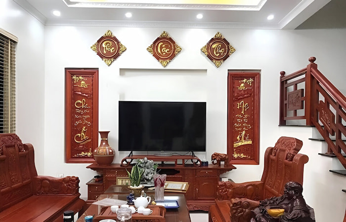 Cách treo tranh gỗ phòng khách hợp phong thủy