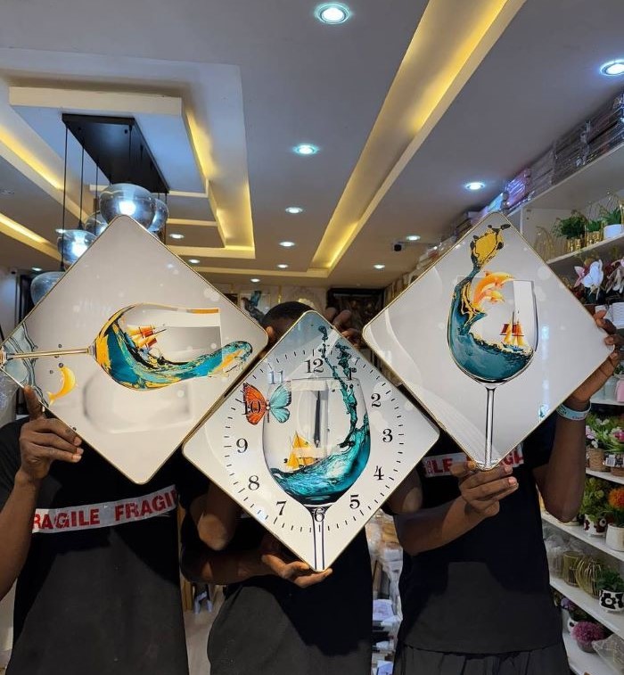 Treo đồng hồ đúng tỷ lệ, đúng vị trí và hài hòa với không gian giúp vẻ đẹp tráng gương được tôn lên trọn vẹn và tinh tế (Nguồn: Internet)