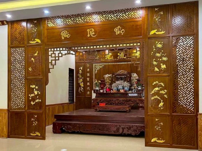 Tranh gỗ phù hợp không gian thờ cúng nhờ ý nghĩa phong thủy tốt, thể hiện sự trang nghiêm và lòng hiếu kính tổ tiên (Nguồn: Internet)