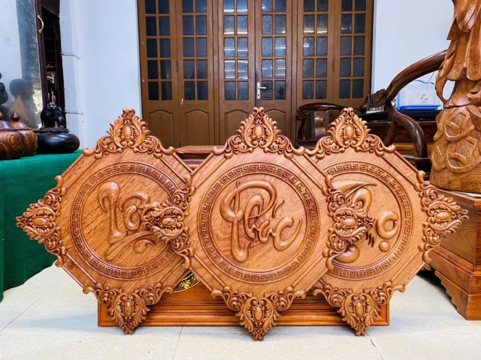 Tranh chữ Phúc – Lộc – Thọ mang ý nghĩa cầu may mắn, tài lộc và trường thọ, gửi gắm ước mong cuộc sống đủ đầy, an yên cho gia đình (Nguồn: Internet)