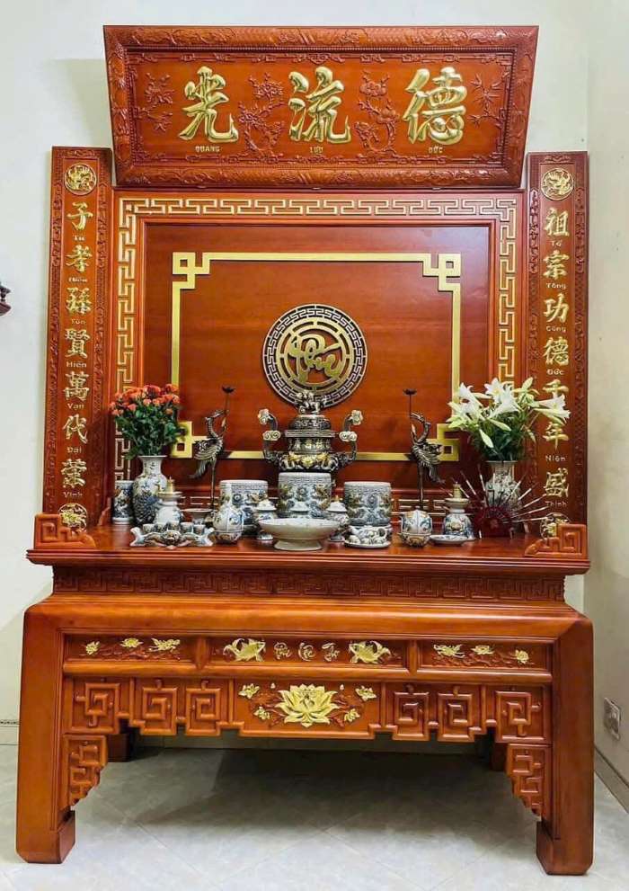 Lựa chọn tranh gỗ treo bàn thờ cần sự cân nhắc kỹ lưỡng để đảm bảo hài hòa thẩm mỹ, đúng phong thủy và giữ trọn nét trang nghiêm cho gian thờ (Nguồn: Internet).