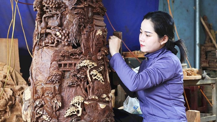 Vàng lá thật được dát thủ công lên từng chi tiết, giúp bề mặt tranh đạt độ sắc nét, ánh kimtự nhiên (Nguồn: Internet)