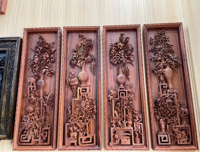 Chất liệu gỗ đỏ gây ấn tượng bởi vẻ bề thế, đường nét chạm khắc nổi khối rõ ràng(Nguồn: Internet)